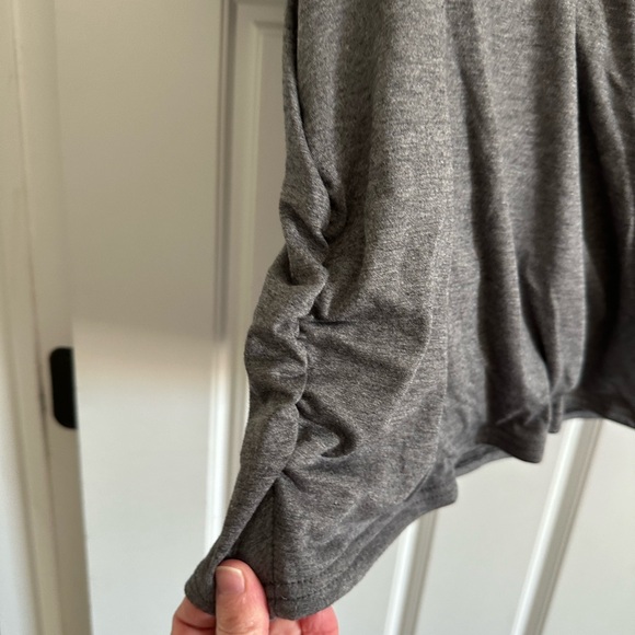 Women’s plus size 24W draped short sleeve top with ruched side details. - Picture 5 of 6